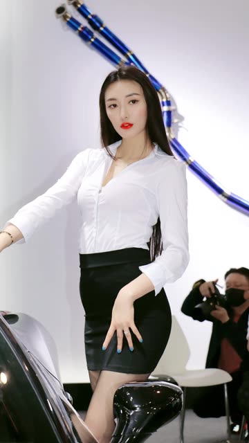 23 来自 iphone客户端 关注 秘书小姐姐 #颜值女神 #超模女神 #王语会