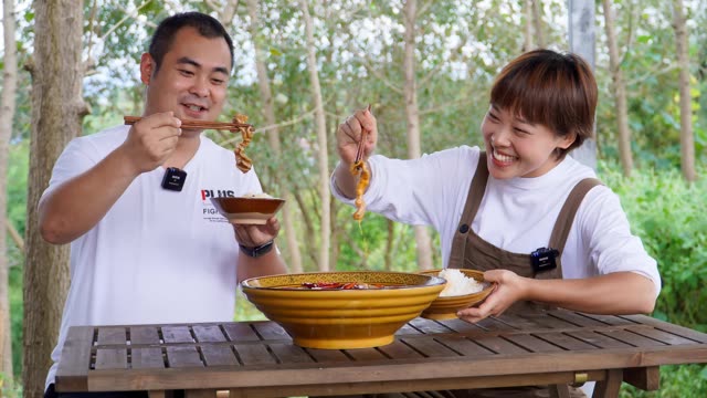 二喜来了,秋妹又拿出豆花肥肠办招待,臭香臭香的,这味道真上头#豆花